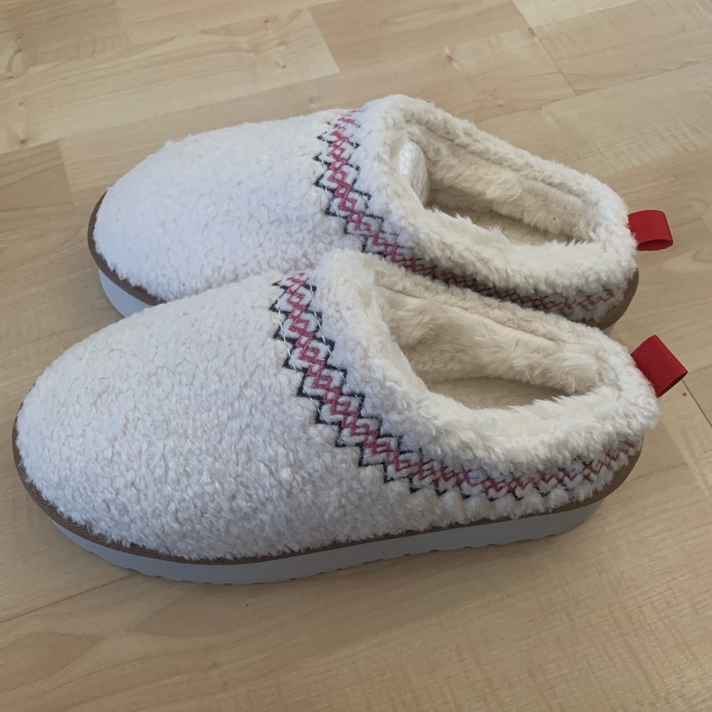 NEW Women’s Fuzzy Platform Slip-On Shoes